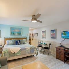 High Life on IOP 210" King Studio Walk to Beach & Dining
