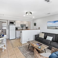 Breaking Away 206" | Bright 1BR Isle of Palms Rental