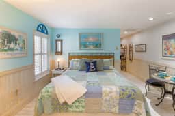 High Life on IOP 210" King Studio Walk to Beach & Dining