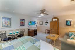 High Life on IOP 210" King Studio Walk to Beach & Dining
