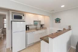 Breaking Away 206" | Bright 1BR Isle of Palms Rental