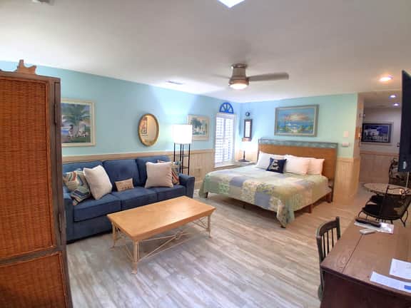 High Life on IOP 210" King Studio Walk to Beach & Dining