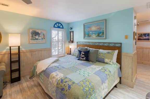 High Life on IOP 210" King Studio Walk to Beach & Dining