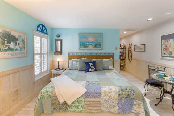 High Life on IOP 210" King Studio Walk to Beach & Dining