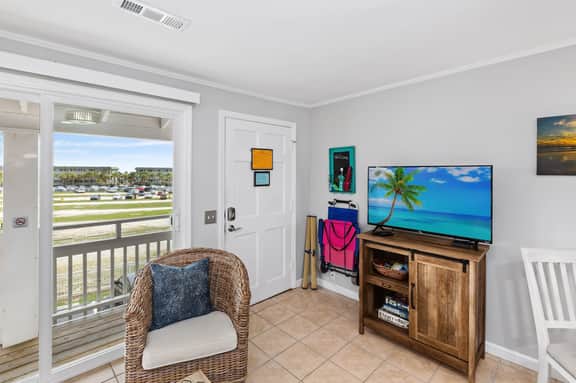 Breaking Away 206" | Bright 1BR Isle of Palms Rental