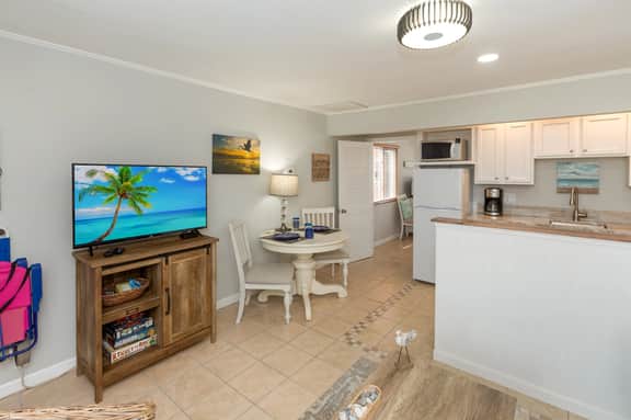 Breaking Away 206" | Bright 1BR Isle of Palms Rental