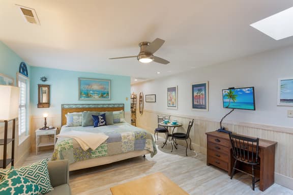 High Life on IOP 210" King Studio Walk to Beach & Dining
