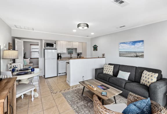 Breaking Away 206" | Bright 1BR Isle of Palms Rental